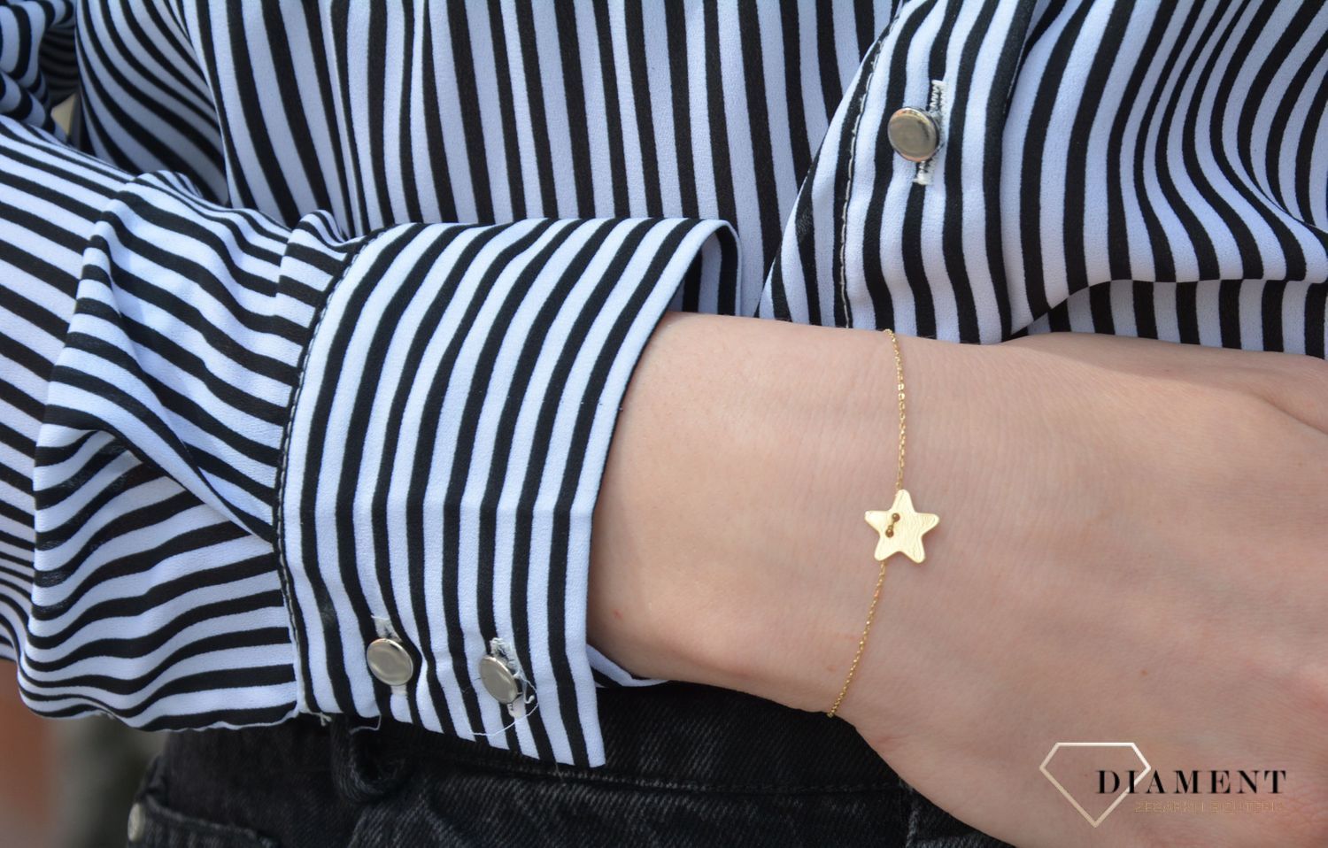 Złota bransoletka celebrytka z motywem gwiazdki. Złota bransoletka została wykonana z najwyższej jakości złota próby 585. Idealna na prezent.  (2).jpg